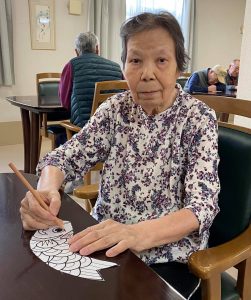 塗り絵をされる利用者さま　サービス付き高齢者向け住宅善幸苑東住吉