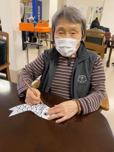 塗り絵をされる利用者さま　サービス付き高齢者向け住宅善幸苑東住吉