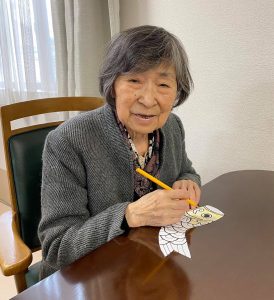 塗り絵をされる利用者さま　サービス付き高齢者向け住宅善幸苑東住吉