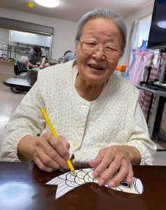 塗り絵をされる利用者さま　サービス付き高齢者向け住宅善幸苑東住吉