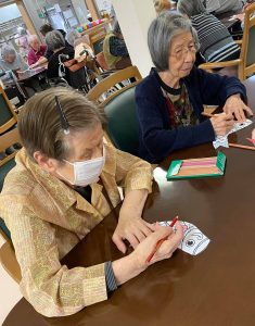塗り絵をされる利用者さま　サービス付き高齢者向け住宅善幸苑東住吉