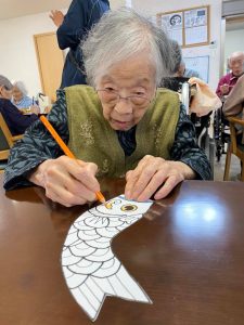 塗り絵をされる利用者さま　サービス付き高齢者向け住宅善幸苑東住吉