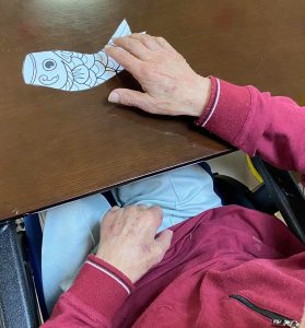 塗り絵をされる利用者さま　サービス付き高齢者向け住宅善幸苑東住吉