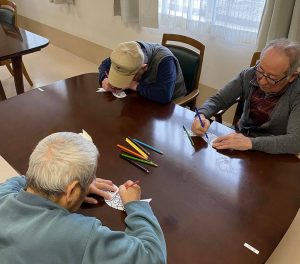 塗り絵をされる利用者さま　サービス付き高齢者向け住宅善幸苑東住吉