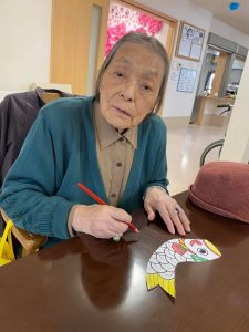 塗り絵をされる利用者さま　サービス付き高齢者向け住宅善幸苑東住吉