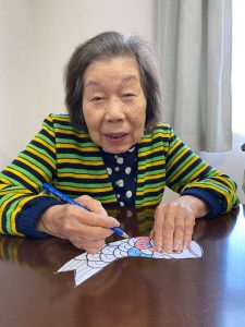 塗り絵をされる利用者さま　サービス付き高齢者向け住宅善幸苑東住吉