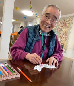 塗り絵をされる利用者さま　サービス付き高齢者向け住宅善幸苑東住吉