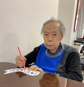 塗り絵をされる利用者さま　サービス付き高齢者向け住宅善幸苑東住吉