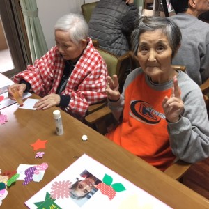 施設で写真を切り貼りして思い出を作る。サービス付き高齢者向け住宅善幸苑