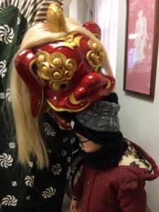 サービス付き高齢者向け住宅善幸苑で獅子舞にかまれる利用者さん